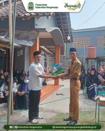 PENYERAHAN AKTA KEMATIAN ALMARHUM HAFIDZ AMMAR NIZAMI  KEPADA PIHAK KELUARGA